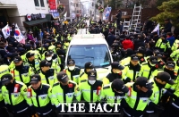 [TF사진관] 박사모 시위에 ' 朴 사저 앞은 아수라장'