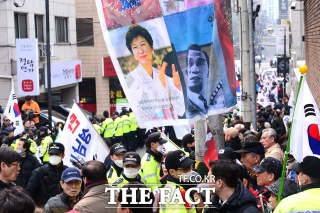 박근혜 전 대통령이 파면된지 나흘째 날인 12일 오후 서울 강남구 삼성동 박 전 대통령의 사저 앞에서 대사모 회원과 지지자들이 몰려 있다. /남윤호 기자