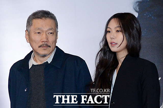 지난해 불륜설에 휩싸였던 홍상수 감독(왼쪽)과 배우 김민희가 사랑하는 사이라고 관계를 인정했다. /남용희 기자