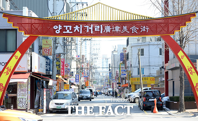 중국 소비자의 날을 하루 앞둔 14일 서울 광진구 자양동 양꼬치거리는 손님이 줄어 한산한 모습을 보이고 있다.