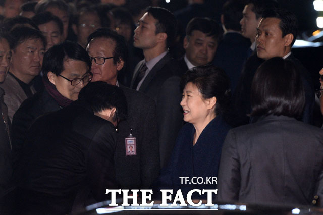 파면된 박근혜 전 대통령이 12일 저녁 서울 강남구 삼성동 자택에 귀가한 가운데 측근들과 인사하던 당시. /남윤호 기자