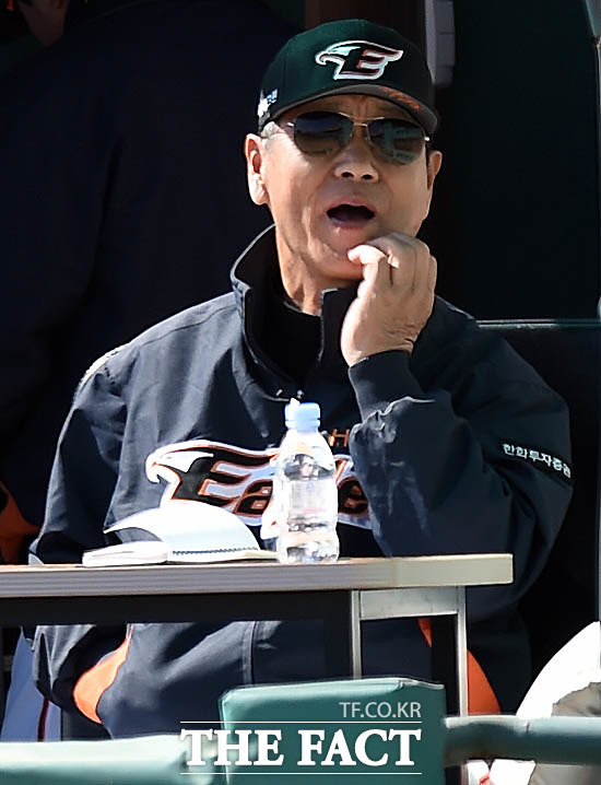 한화 김성근 감독이 경기를 지켜보며 아쉬운 표정을 보이고 있다.