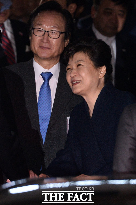 검찰은 15일 박근혜 전 대통령의 소환일을 발표한다고 밝혔다. 사진은 지난 12일 삼성동 사저로 돌아온 박 전 대통령이 측근들과 인사하는 모습./남윤호 기자