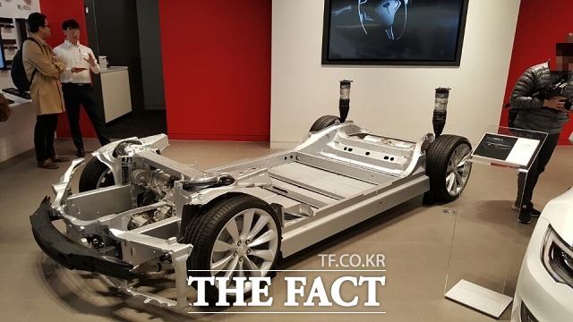 테슬라 매장에는 방문객들에게 제품의 외관뿐만 아니라 내부 특징에 대해서도 알기 쉽도록 하기 위해 매장 곳곳에 실제 차량에 사용되는 모터와 배터리팩, 서스펜션 등이 배치돼 있다.