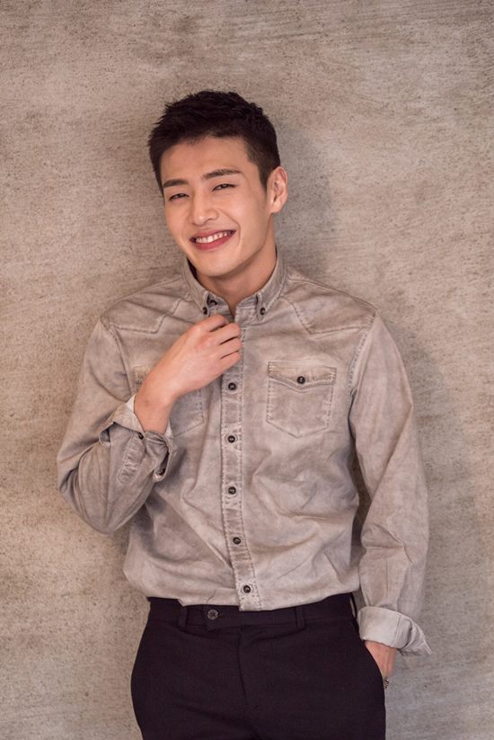 배우 강하늘이 영화 재심 인터뷰에서 여러 차례 당황하는 면모를 보여 웃음을 자아냈다. /오퍼스픽쳐스 제공