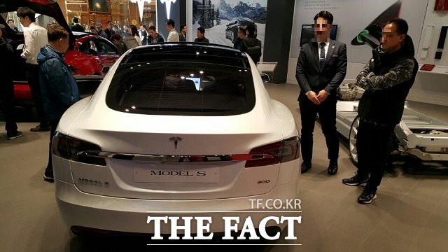 테슬라 매장에는 미국 본사에서 교육을 받은 프로덕트 스페셜리스트라는 차량 전문가들 5~6명이 상주해 방문객들에게 제품의 사용법과 특징을 구체적으로 설명한다.