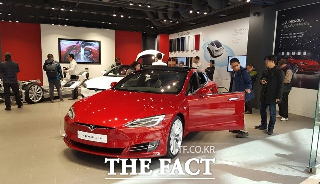 198㎡ 규모의 매장에는 빨간 색상과 흰색 2대의 모델S 90D가 전시돼 있다.