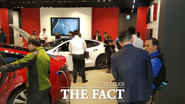 고객들의 방문이 크게 기대되지 않는 평일 오전 시간에도 테슬라 매장안은 방문객들로 붐볐다.