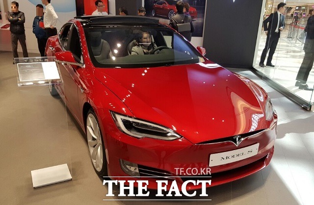 전기차 제조사 테슬라가 15일 경기도 하남시에 있는 복합쇼핑몰 스타필드 하남에 국내 첫 매장을 개점했다. /서재근 기자