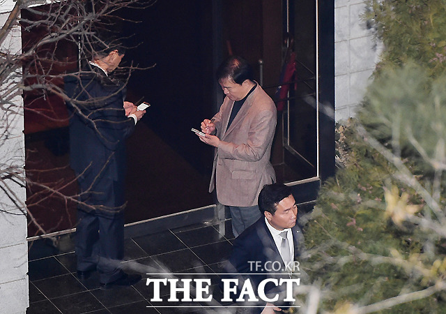 청와대 대변인 출신 민경욱 자유한국당 의원(가운데)이 삼성동 사저에서 박 전 대통령과 면담을 마친 뒤 메모를 하고 있다. /배정한 기자