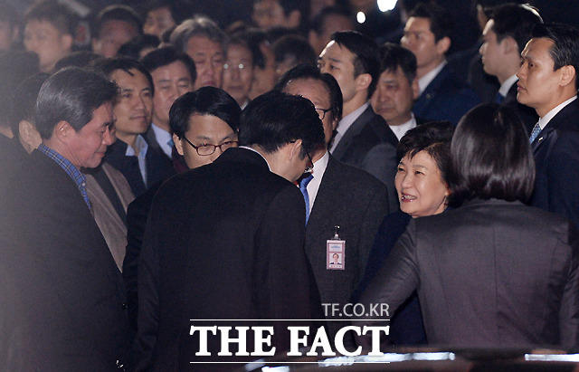 손범규 변호인(가운데) 등 지인들과 인사를 나누는 박 전 대통령 /남윤호 기자