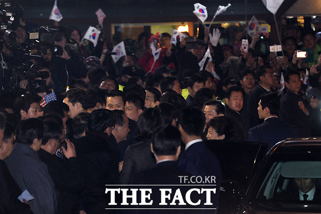박근혜 전 대통령이 삼성동 자택에 도착해 지지자들의 환대를 받고 있다. /남윤호 기자