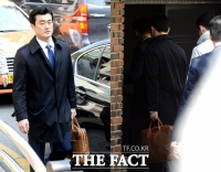 [TF포토] 박 전 대통령 자택으로 들어서는 이영선 행정관