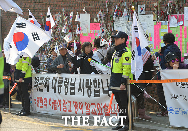 오늘도 박근혜 전 대통령 지지자들은 자리를 지키며 열띤 응원 중