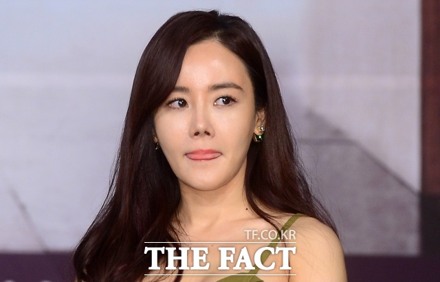 누리꾼들은 황우슬혜가 촬영 중인 드라마에서 하차하고 영화에 합류한다고 비판했으나, 이는 팩트가 아니었다. 활루슬혜는 군주 테스트 촬영만 마친 상태였고, 본 촬영 전에 하차가 결정됐다. /더팩트 DB