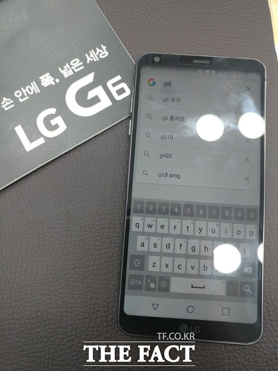 지난 10일 국내 출시된 LG전자 프리미엄 스마트폰 신제품 G6에 대한 관심이 여전히 뜨겁다. /이성락 기자