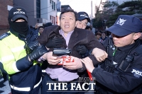 [TF포토] 경찰에게 제지 당하는 탄핵 찬성 시민