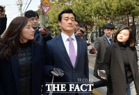 [TF포토] 박근혜 자택 나선 이영선, '취재진 질문에 묵묵부답'