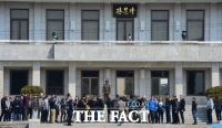 [TF포토] 북한군, 북 관광객…'미 국무장관 방문에 분주한 판문점'