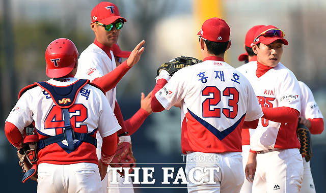 KIA가 4-0으로 승리를 거둔 가운데 경기 종료 후 선수들이 하이파이브를 나누고 있다.