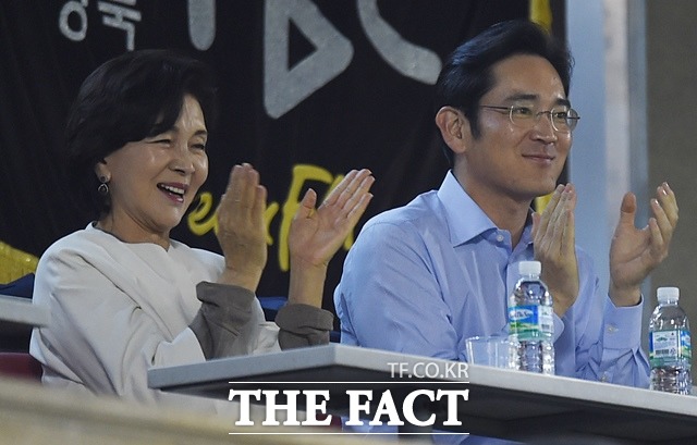 홍석현 전 중앙일보·JTBC 회장은 19일 중앙선데이와 인터뷰에서 홍라희 전 삼성미술관 리움 관장(왼쪽)이 아들 이재용 삼성전자 부회장의 구속 후 아픔을 토로했다고 밝혔다. /더팩트 DB