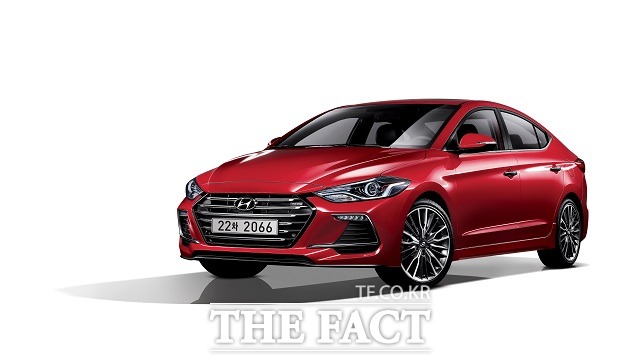 현대자동차가 안전 및 편의 사양을 대폭 확대, 상품성을 개선한 2017년형 아반떼를 출시했다고 20일 밝혔다. /현대자동차 제공