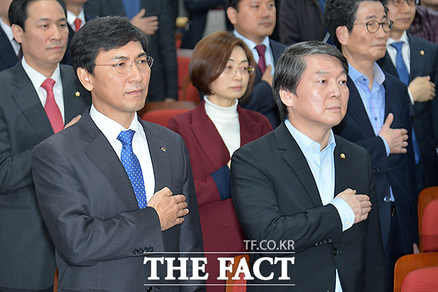 민주당 안희정(왼쪽) 후보와 국민의당 안철수 후보는 통합론을 강조한다. 사진은 2015년 3월 11일 서울 여의도 국회 의원회관에서 열린 더미래연구소 창립식에서 참석한 두 후보의 모습./ 문병희 기자