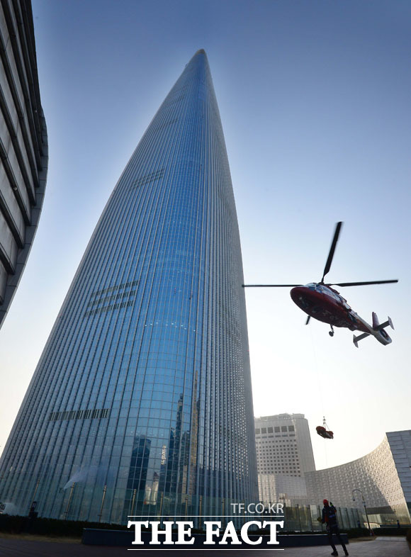 19일 롯데월드타워 전망대 전용 엘리베이터인 ‘스카이셔틀’에서 사고가 발생한 가운데 22일 개장 예정이던 ‘서울스카이’의 정식 개장일이 다음 달 3일로 연기됐다. /더팩트DB