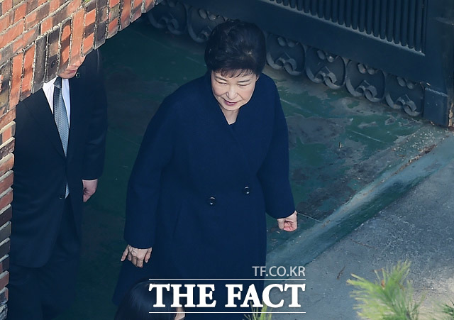 최순실 국정농단의 핵심 피의자인 박 전 대통령이 검찰 조사를 받기 위해 21일 오전 서울 삼성동 자택을 나서고 있다. 이날도 박 전 대통령은 트레이드 마크인 올림머리를 한채 자택을 나섰다./배정한 기자