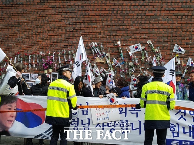친박단체는 21 오전 박근혜 전 대통령 자택 앞에서 모여 집회를 하고 있다. /삼성동=변동진 기자
