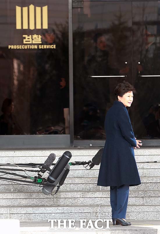 검찰 측은 박근혜 전 대통령이 진술거부를 하지 않고 있다며, 자정 전 조사를 마치고 귀가할 것이라고 관측했다. /사진공동취재단