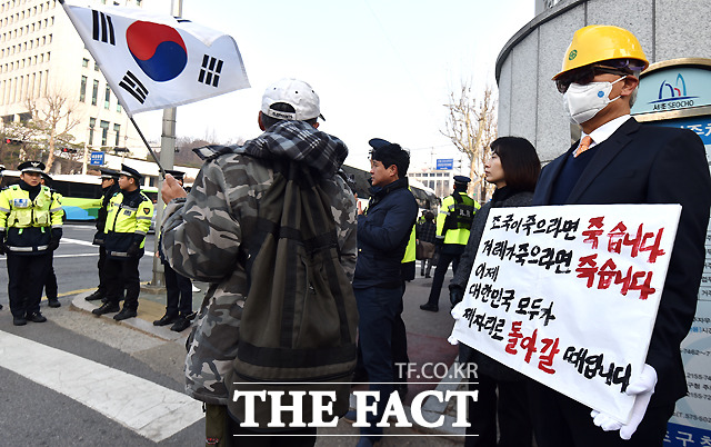 친박단체와 박 전 대통령 지지자들은 그의 무죄를 주장하며 밤샘 집회를 예고했다. /서초동 이새롬 기자