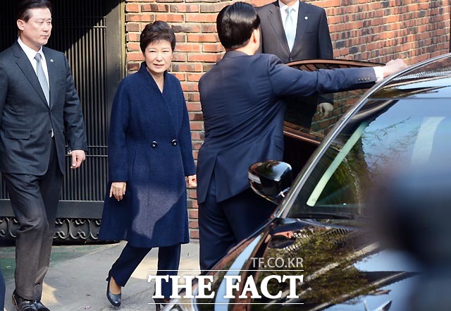 최순실 국정농단의 핵심 피의자인 박근혜 전 대통령이 검찰 조사를 받기 위해 21일 오전 서울 삼성동 자택을 나서고 있다. /이효균 기자