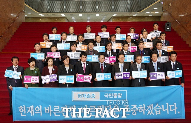 김무성 의원(왼쪽)과 홍준표 자유한국당 경선 후보의 회동 소식을 접한 바른정당들은 불편한 심경을 내비쳤다. /더팩트DB