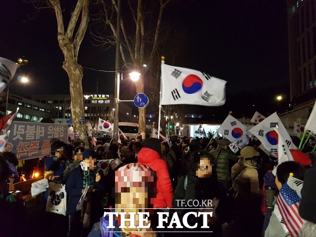 박근혜 전 대통령을 지지하는 사람들이 서울중앙지검 앞에 모여 탄핵 무효를 요구하고 있다. /변동진 기자