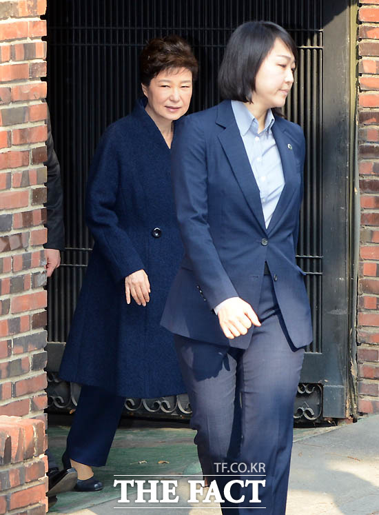 최순실 국정농단의 핵심 피의자인 박근혜 전 대통령이 검찰 조사를 받기 위해 21일 오전 서울 삼성동 자택을 나서고 있다. /삼성동=이효균 기자