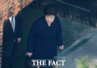 [TF포토] '자택에서의 첫 외출'…검찰 향하는 박근혜 전 대통령