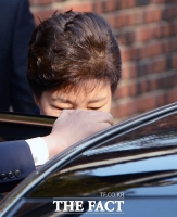 [TF포토] 검찰 출석하는 박근혜 '잘 손질된 올림 머리'