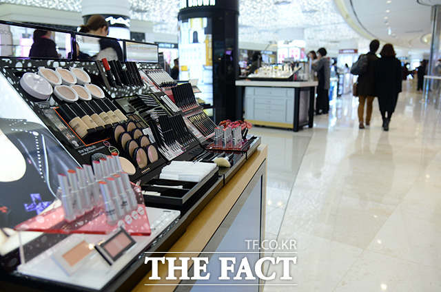 서울 시내 면세점에 입점한 화장품 매장이 사드 보복에 따른 한국 관광 금지 조치에 따라 한산한 모습을 보이고 있다. /임세준 기자