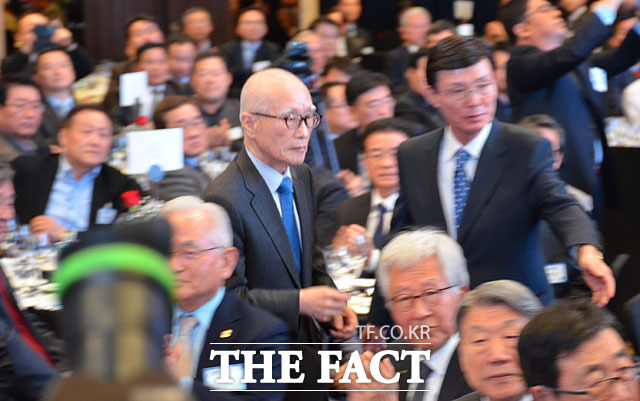 김우중 전 회장이 기념사를 하기 위해 단상으로 나가고 있다.