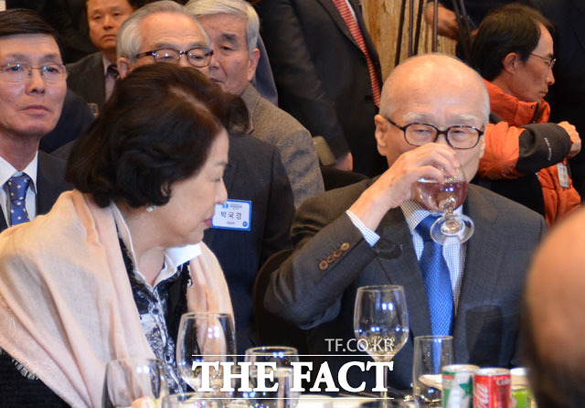 기념사를 마치고 자리에 앉은 김우중 전 회장이 물을 마시고 있다.