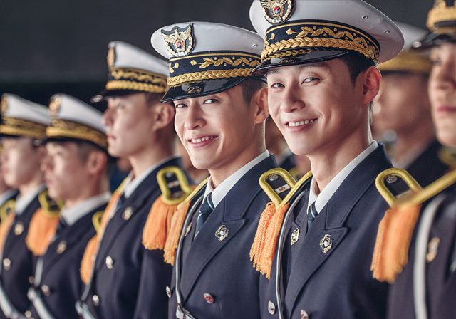 배우 박서준(오른쪽) 강하늘 주연 영화 청년경찰이 아시아 6개국에 선판매됐다. /롯데엔터테인먼트 제공