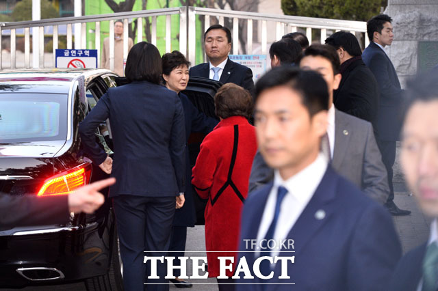 차에서 하차하는 박 전 대통령