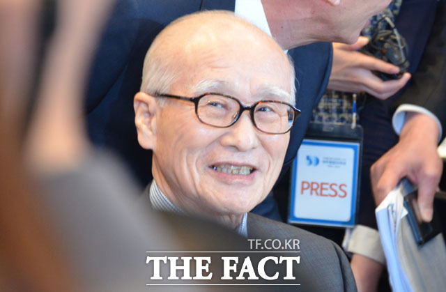 김우중 전 대우그룹 회장이 대우그룹 창립 50주년 기념식 행사에서 환하게 웃고 있다