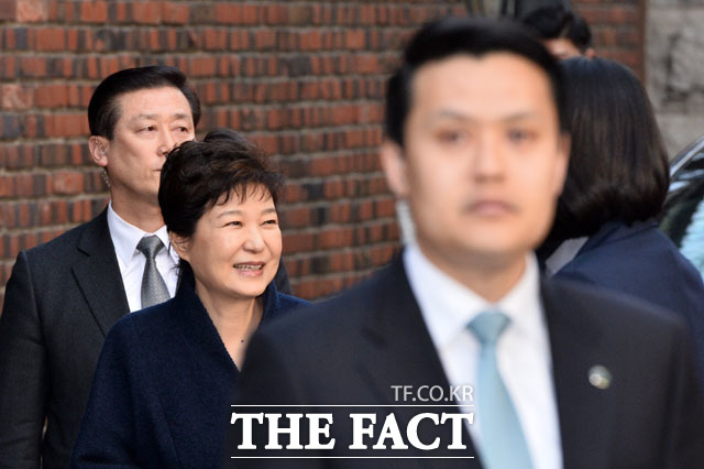 미소 지으며 대화하는 박 전 대통령