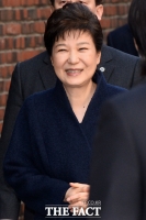 [TF사진관] 밝은 미소로 귀가한 박근혜 전 대통령