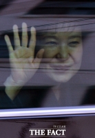 [TF포토] '지지자들에게 환한 미소 짓는 박근혜 전 대통령'