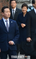 [TF포토] 자택 도착한 박근혜, '지지자들에게 두 손 모아 미소로 보답'