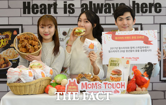 브라질산 부패 닭고기 파문으로 소비자의 불안이 커지고 있는 가운데 유통 및 프랜차이즈 업계는 브라질산 닭 판매를 전면 중단하는 등 즉각적인 조치에 나섰다. 맘스터치는 순살조청치킨, 케이준강정, 강정콤보 등 치킨 메뉴 3종에 대해 판매 중단을 결정했다. /더팩트DB