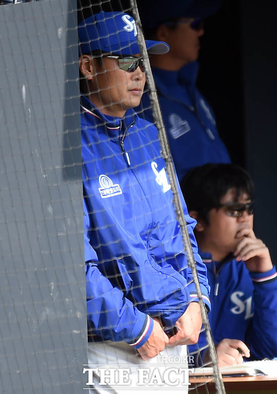 삼성 김한수 감독이 타선이 살아나지 않자 불만족스런 표정으로 경기를 지켜보고 있다.